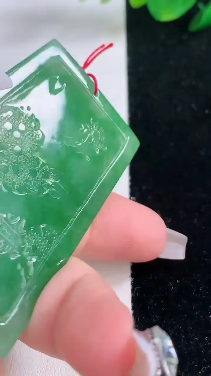 天然A货翡翠山水牌吊坠，尺寸59-38.7-5.5，重量:31.82g
12月7日