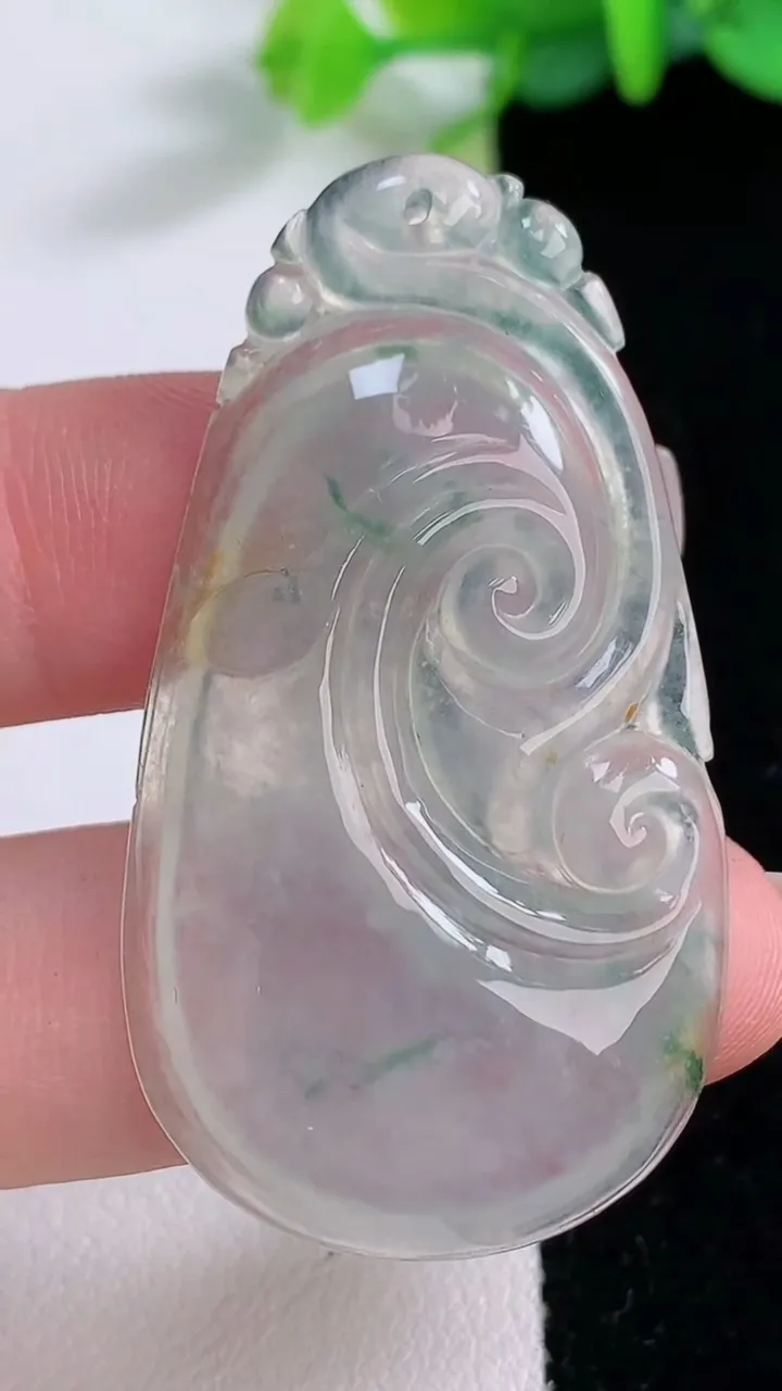 天然A货翡翠冰种飘花如意吊坠，尺寸48-26-5.5，重:10.77g
12月7日