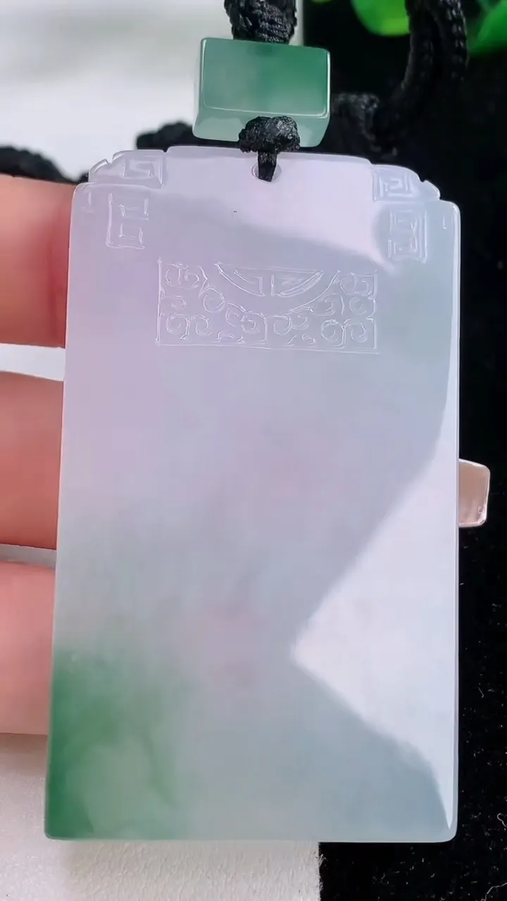 天然A货翡翠种飘花仿古无事牌吊坠，尺寸61-35.3-5.6，重量:43.92g
12月7日