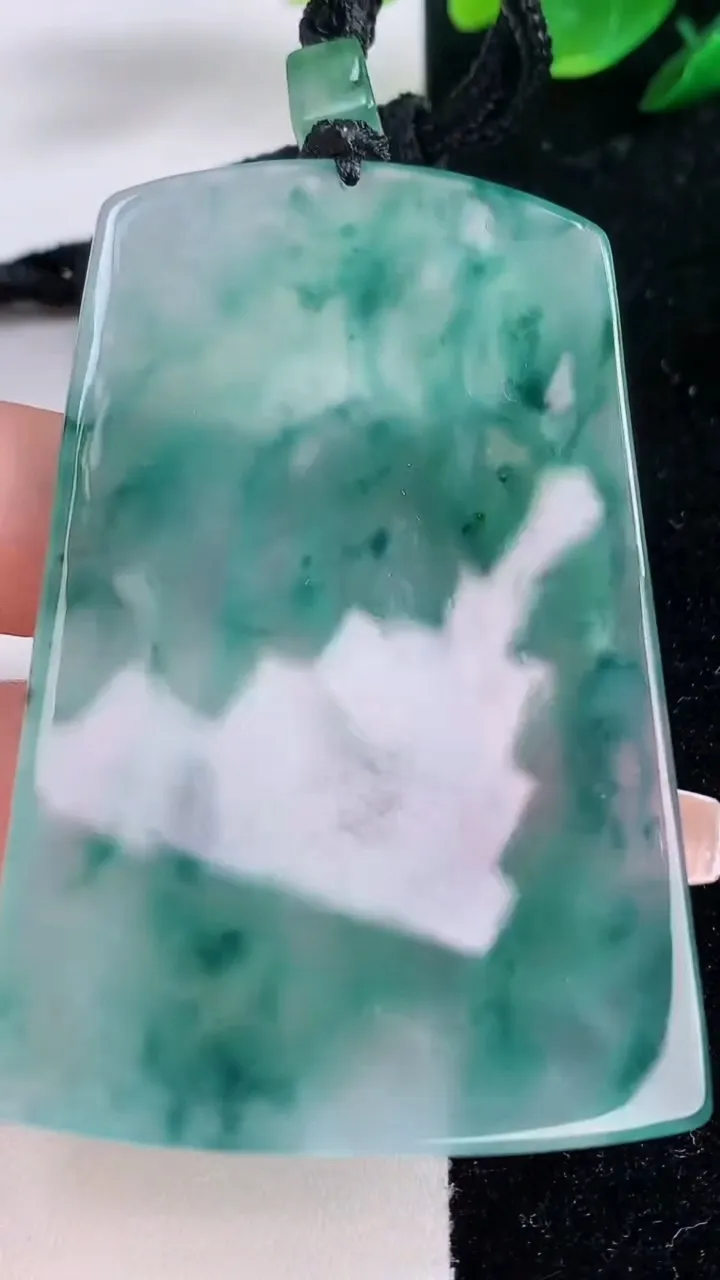 天然A货翡翠种飘花大日如来吊坠，尺寸67.5-43.8-5.6，重量:48.52g
12月7日