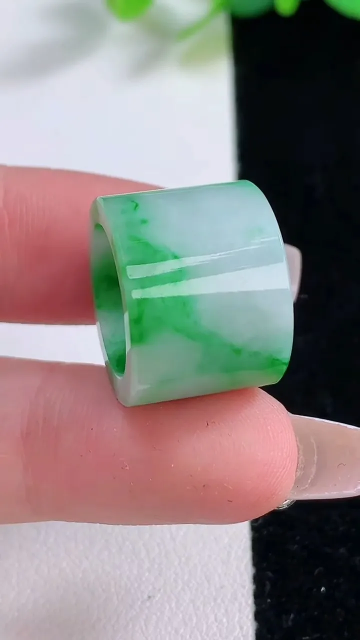 天然A货翡翠路路通吊坠，尺寸18.5-13.8-2.7，重:5.75g
12月7日