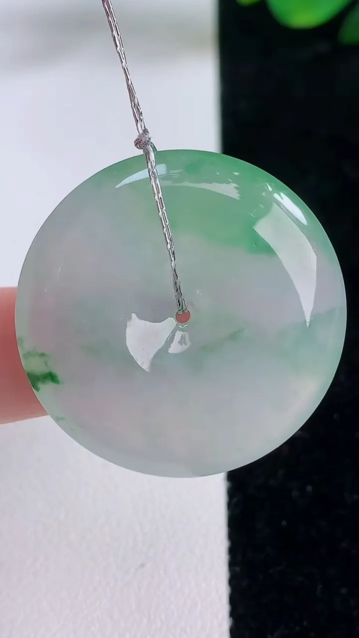 天然A货翡翠平安扣吊坠，尺寸31.7-6，重量:12.16g
12月7日