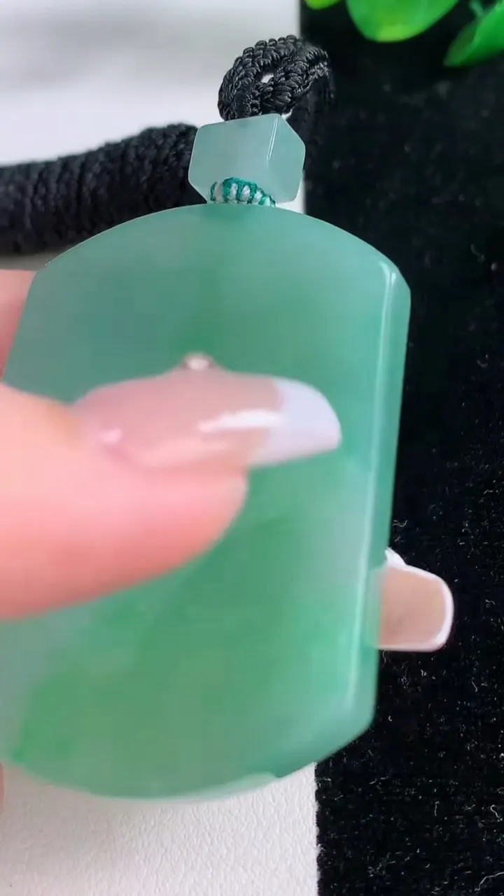 天然A货翡翠无事牌吊坠，尺寸53.2-38.7-5.7，重量:40.65g
12月7日