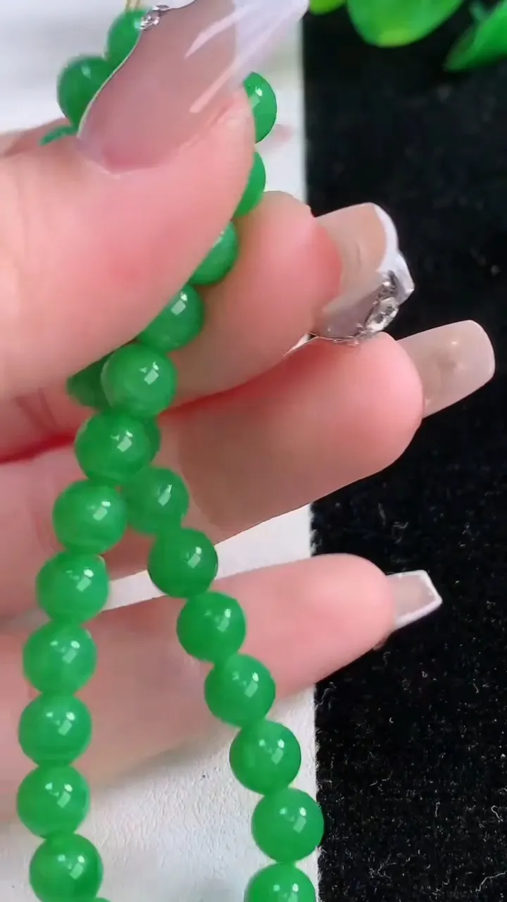 天然A货翡翠圆珠手串，尺寸6-30颗，重量:12.33g12月7日
工厂直销收藏佳品,种好水足，色泽均匀，有种有色，上手高大气！