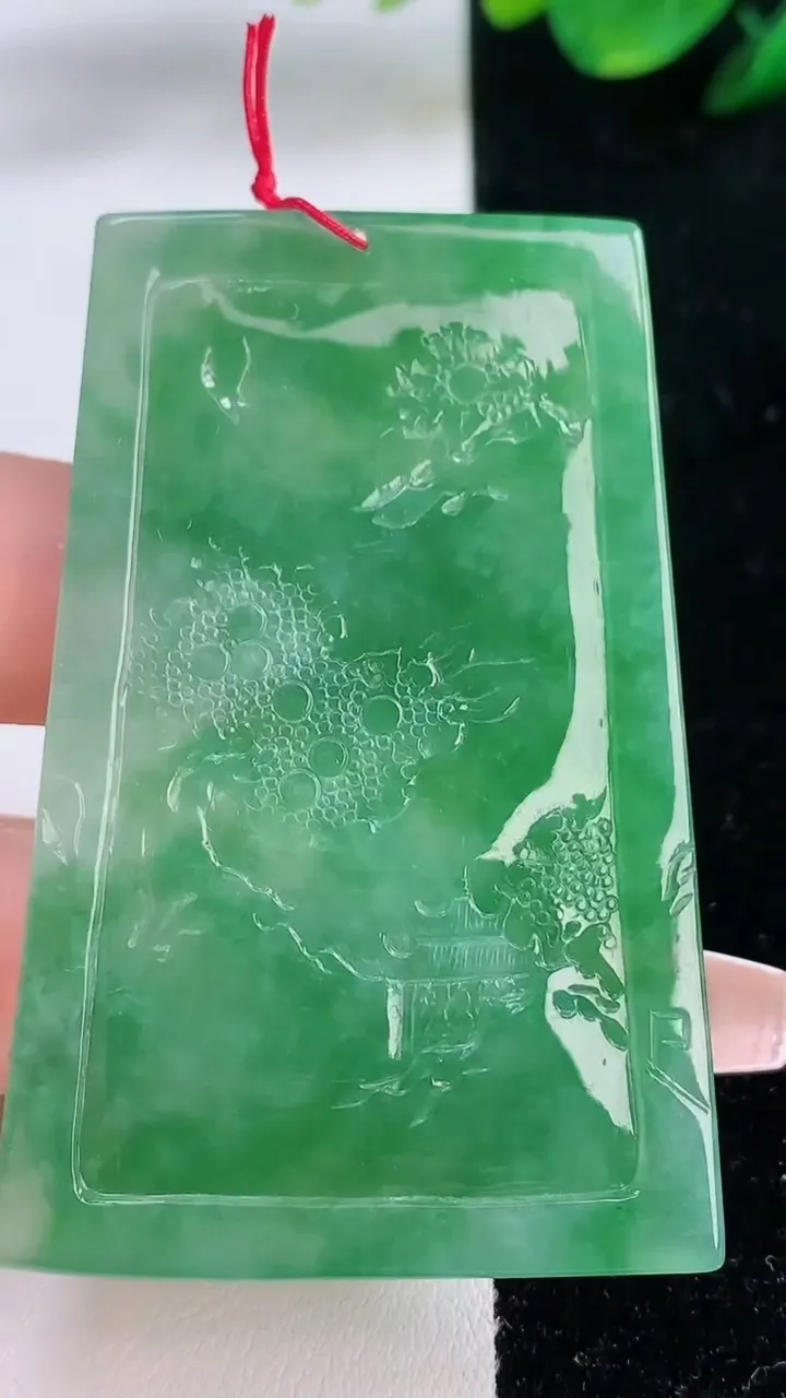 天然A货翡翠山水牌吊坠，尺寸59-38.7-5.5，重量:31.82g
12月7日