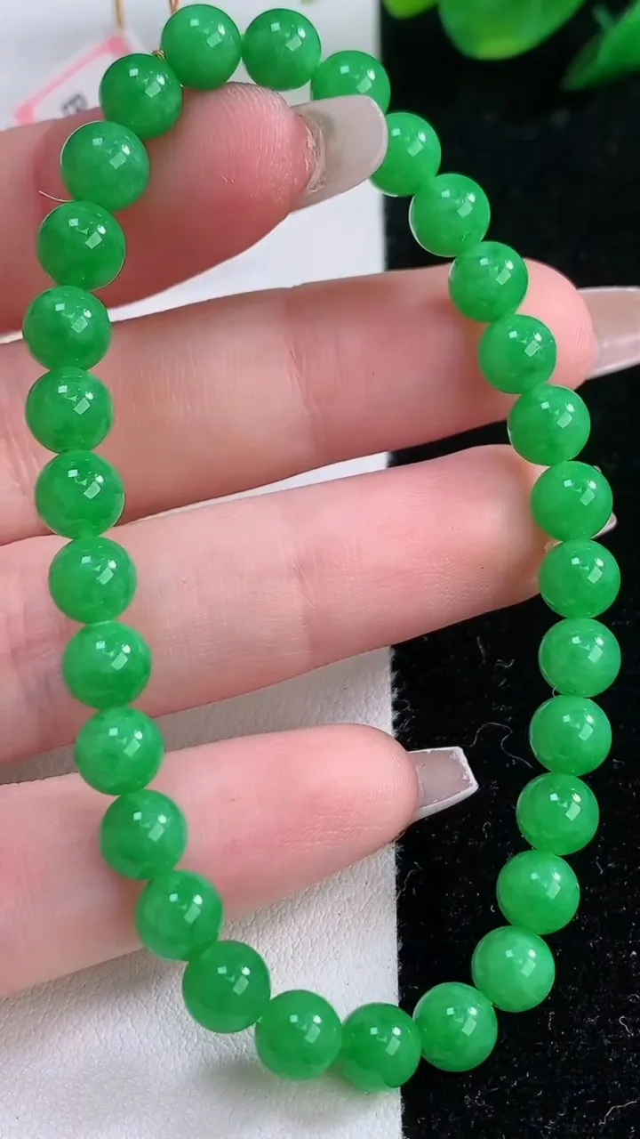 天然A货翡翠圆珠手串，尺寸6-30颗，重量:12.33g12月7日
工厂直销收藏佳品,种好水足，色泽均匀，有种有色，上手高大气！