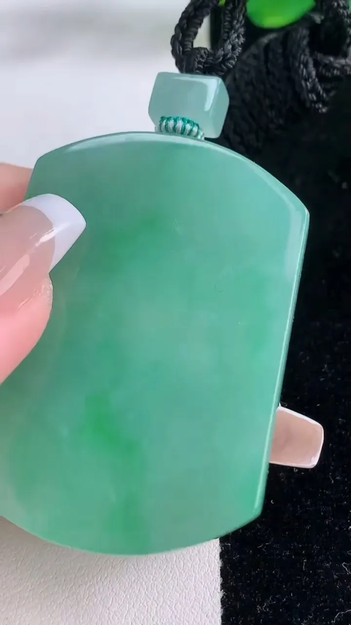 天然A货翡翠无事牌吊坠，尺寸53.2-38.7-5.7，重量:40.65g
12月7日