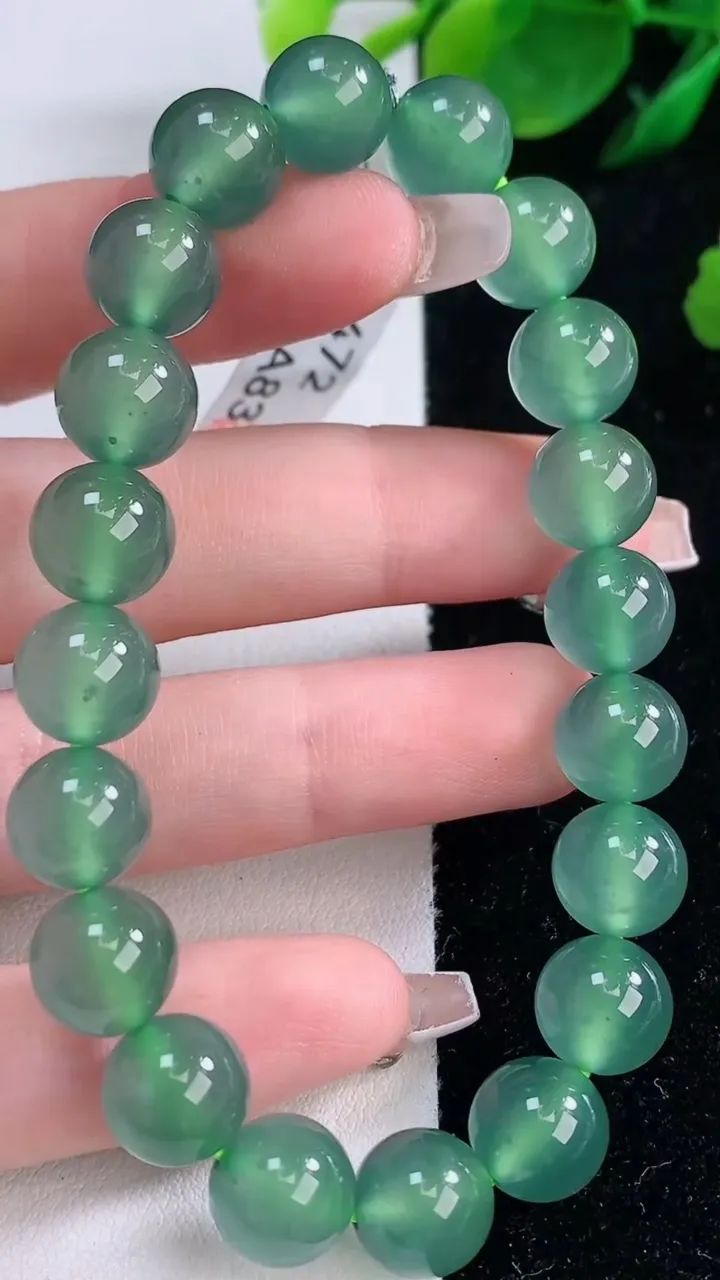 天然A货翡翠种蓝水圆珠手串，尺寸9.8-20颗，重量:33.32g12月7日
工厂直销收藏佳品,种好水足，色泽均匀，有种有色，上手高大气！