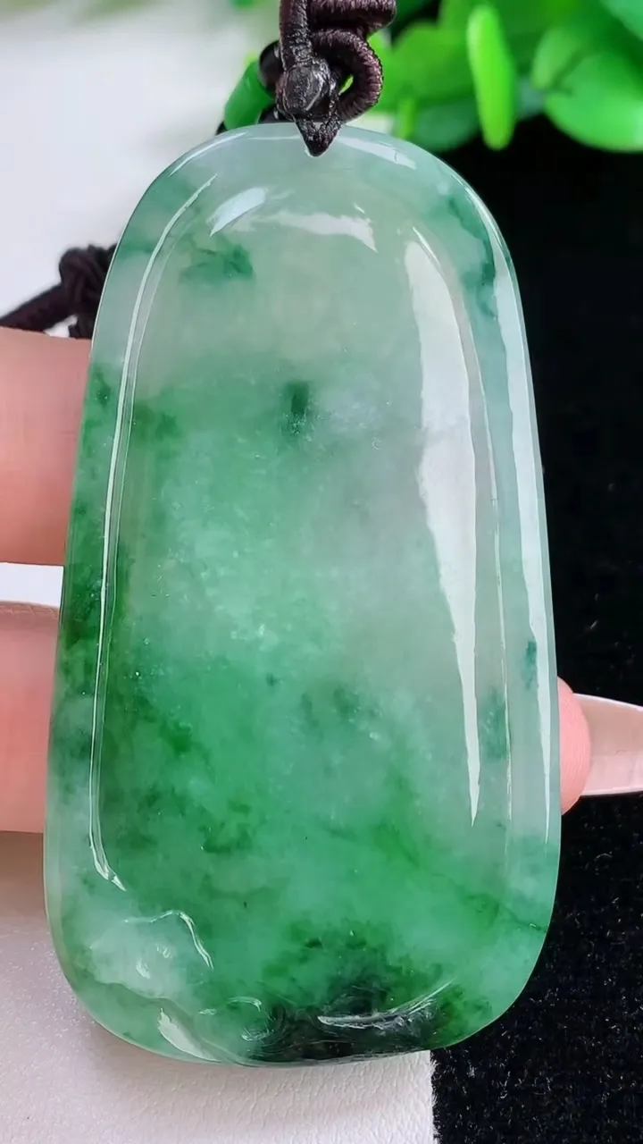 天然A货翡翠观音菩萨吊坠，尺寸63-34-5，重:28.00g
12月7日