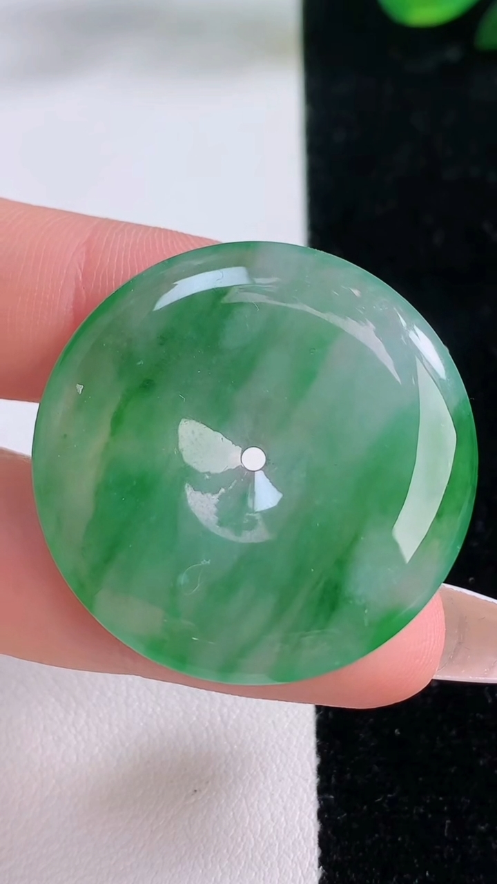 天然A货翡翠平安扣吊坠，尺寸33-5，重量:11.22g
12月7日