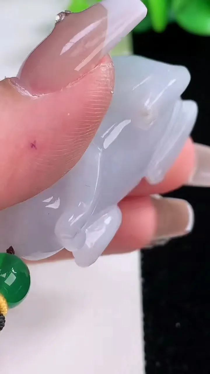 天然A货翡翠紫罗兰生肖兔吊坠，尺寸38.8-21-17.6，重:33.68g
12月7日