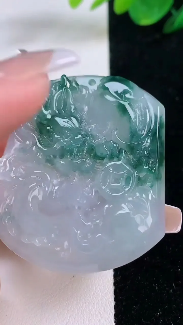 天然A货翡翠飘花龙牌吊坠，尺寸52.6-42.4-5.2，重量:28.59g
12月7日