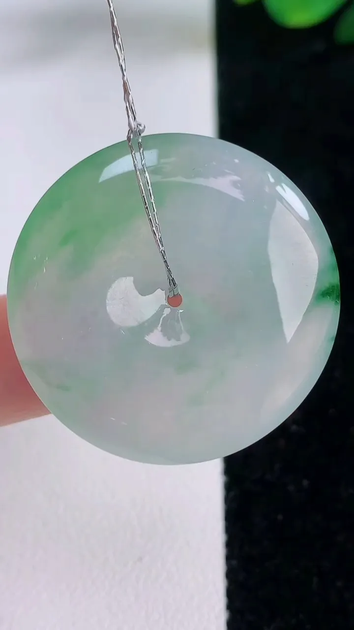 天然A货翡翠平安扣吊坠，尺寸31.7-6，重量:12.16g
12月7日