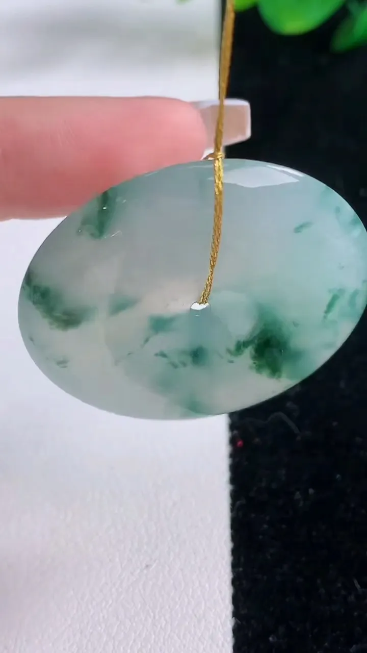 天然A货翡翠冰种飘花平安扣吊坠，尺寸36.8-5.6，重量:16.19g
12月7日