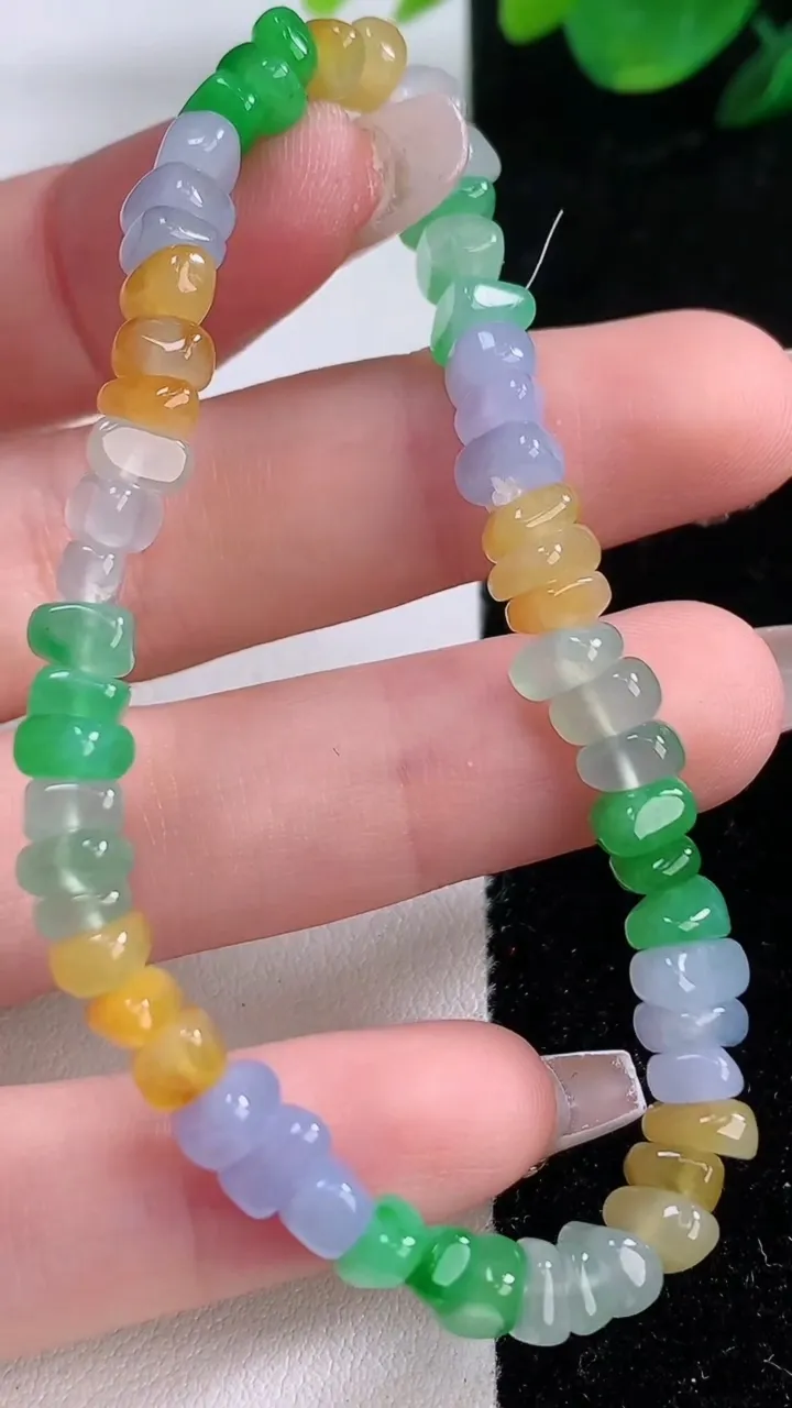 天然A货翡翠种三彩原石手串，尺寸5.6-3.9-3.5-55颗，重量:11.52g12月7日
工厂直销收藏佳品,种好水足，色泽均匀，有种有色，上手高大气！