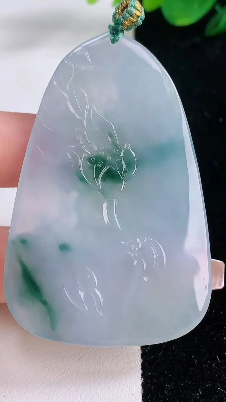 天然A货翡翠冰种飘花虚空藏菩萨吊坠，尺寸63-41.3-5.3，重量:30.00g
12月7日