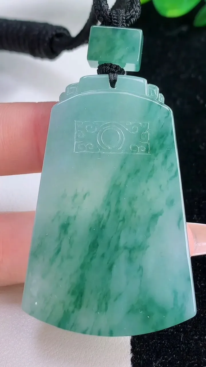 天然A货翡翠种飘花仿古无事牌吊坠，尺寸54-33.5-6，重量:36.15g
12月7日