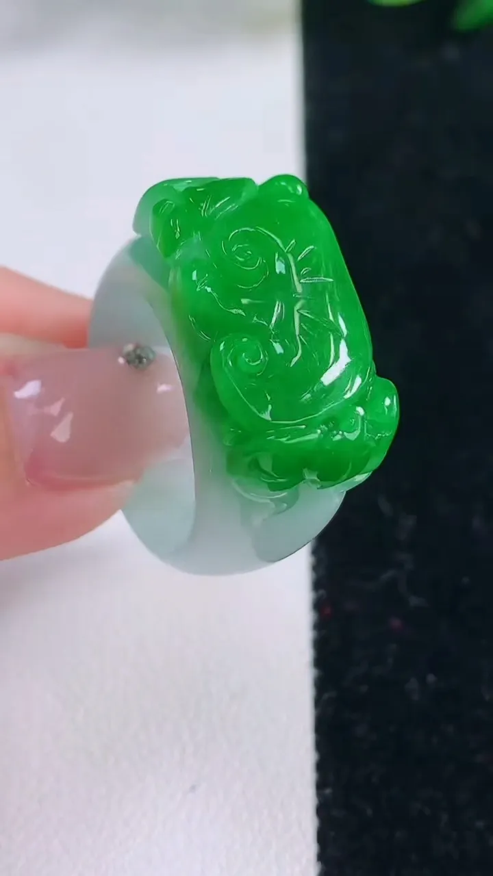 天然A货翡翠蝙蝠指环扳指，尺寸20.5-24.4-12.4-7，重量:12.69g2025年12月7日
工厂直销收藏佳品,种好水足，色泽均匀，有种有色，上手高大气！