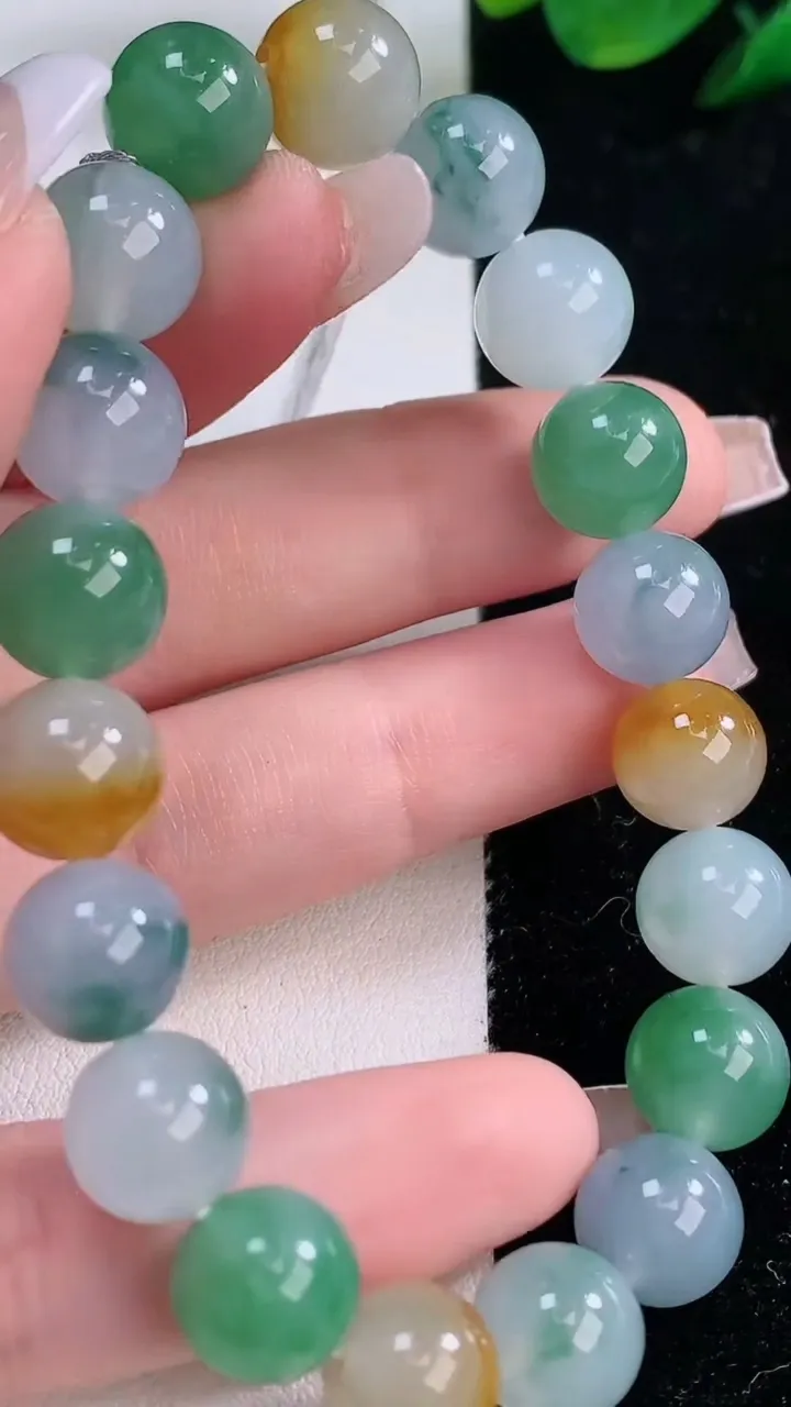 天然A货翡翠三彩圆珠手串，尺寸10-19颗，重量:32.50g12月7日
工厂直销收藏佳品,种好水足