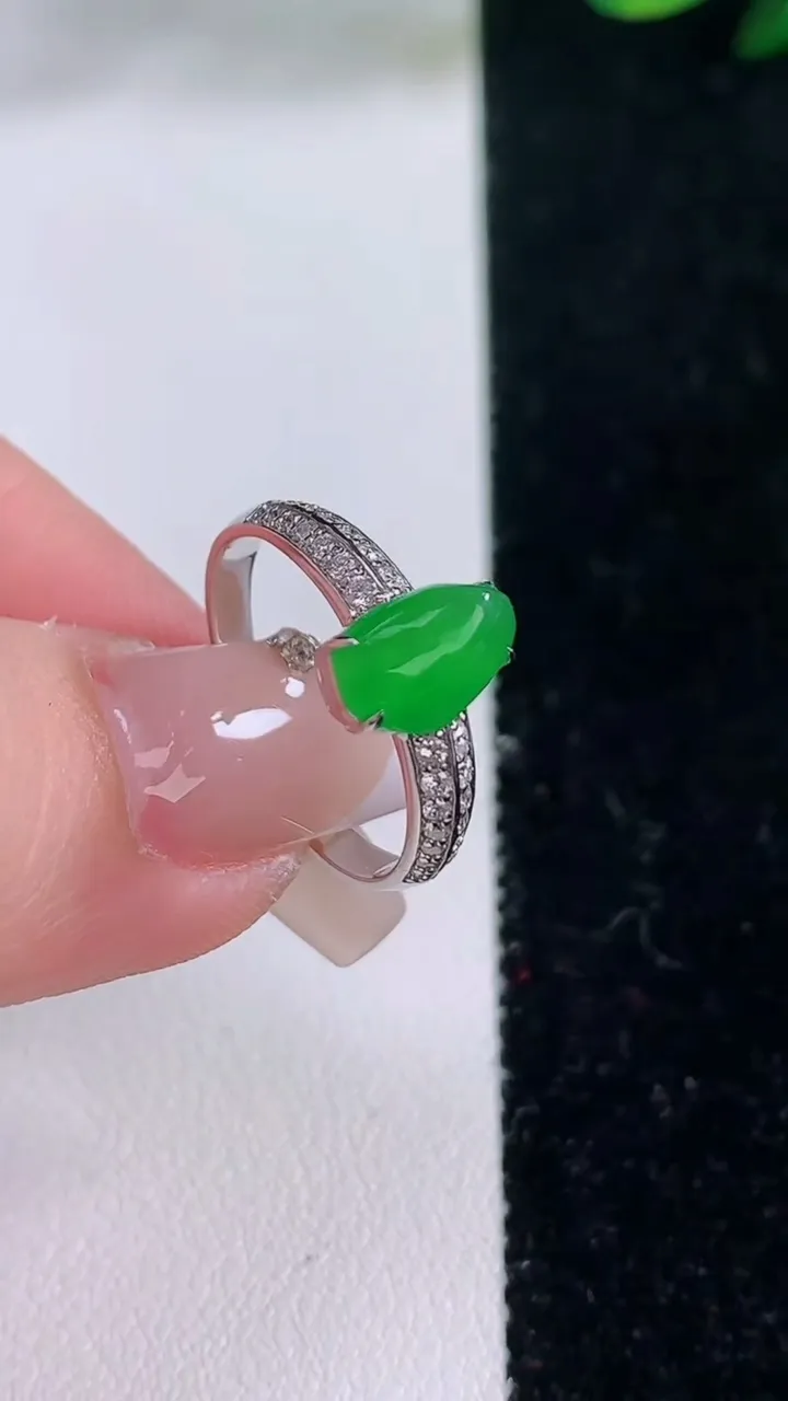 天然A货翡翠随形戒指，尺寸17.6-8-7.6-9.5，重量:2.84g2025年12月7日
工厂直