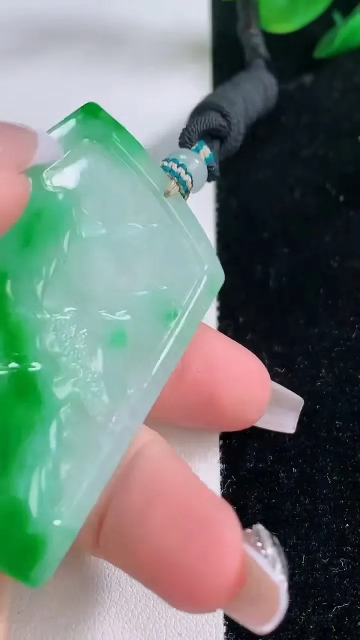 天然A货翡翠山水牌吊坠，尺寸58.6-40-4.7，重量:30.23g
12月7日