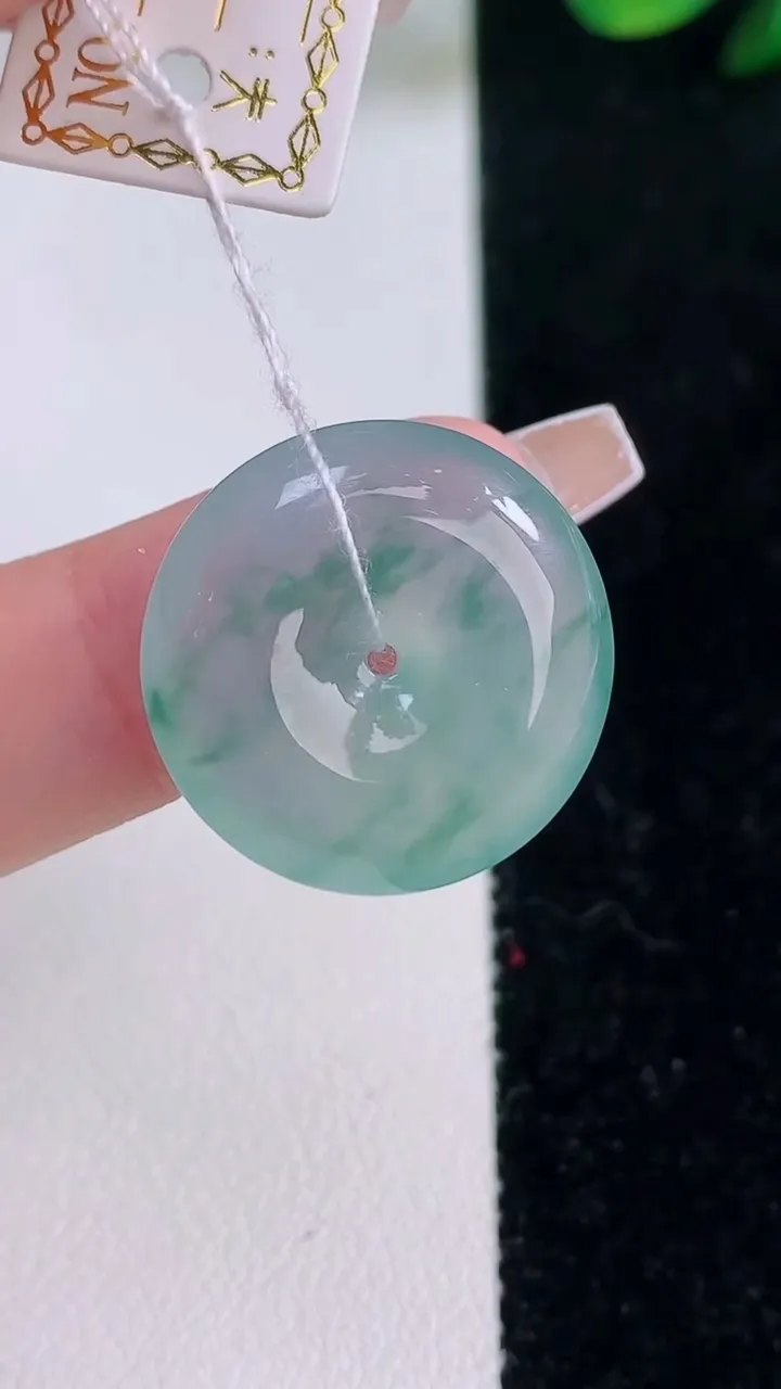 天然A货翡翠种飘花平安扣吊坠，尺寸21-5，重量:5.40g
12月7日