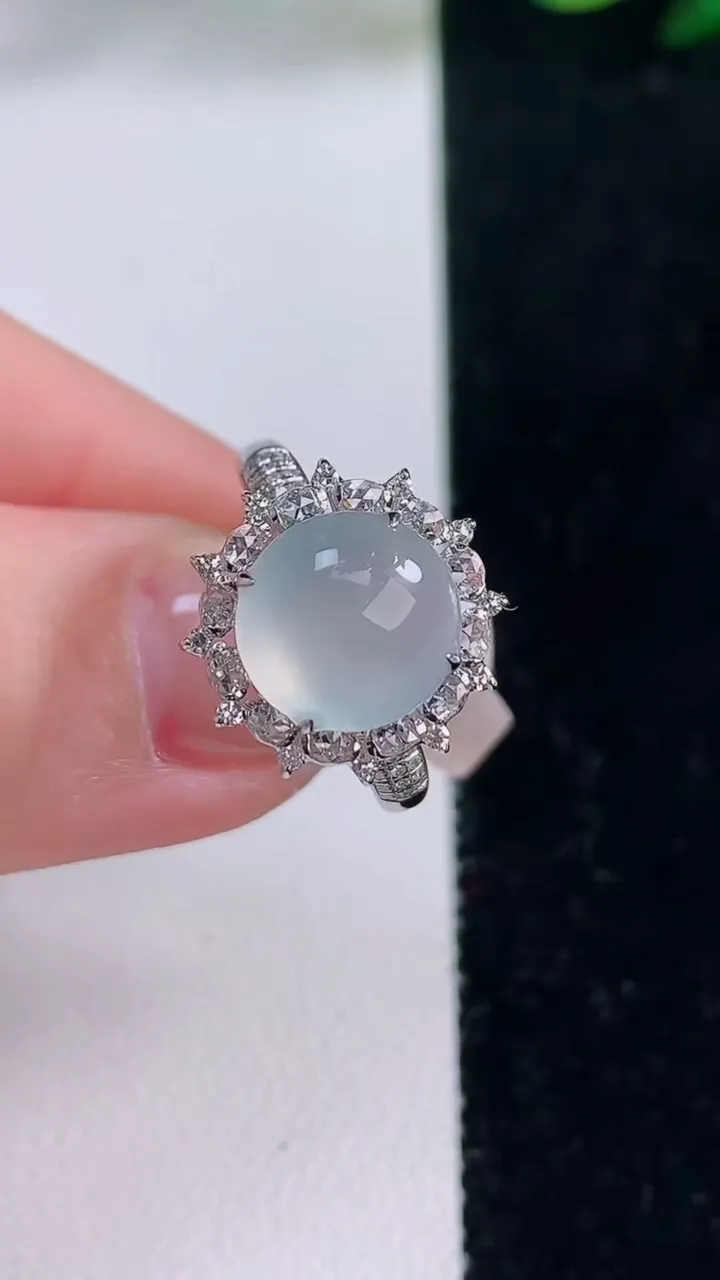 天然A货翡翠种白冰蛋面戒指，尺寸17.7-9.6-9.2，重量:3.10g2025年12月7日
工厂