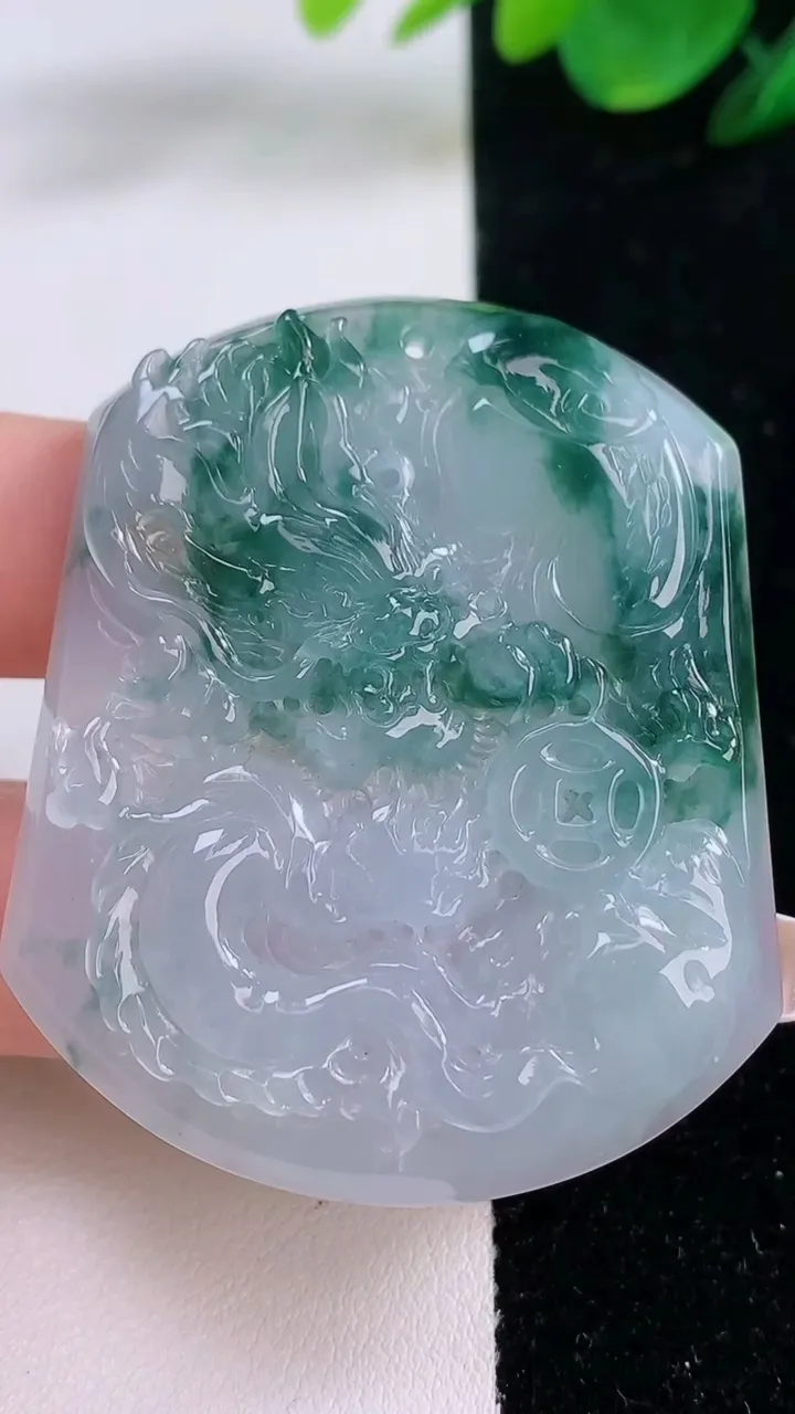 天然A货翡翠飘花龙牌吊坠，尺寸52.6-42.4-5.2，重量:28.59g
12月7日