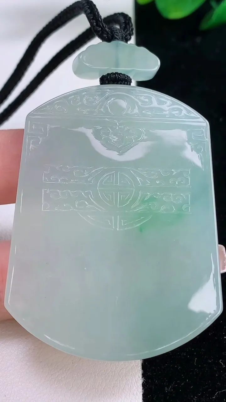 天然A货翡翠仿古无事牌吊坠，尺寸54.6-42-6，重量:44.15g
12月7日