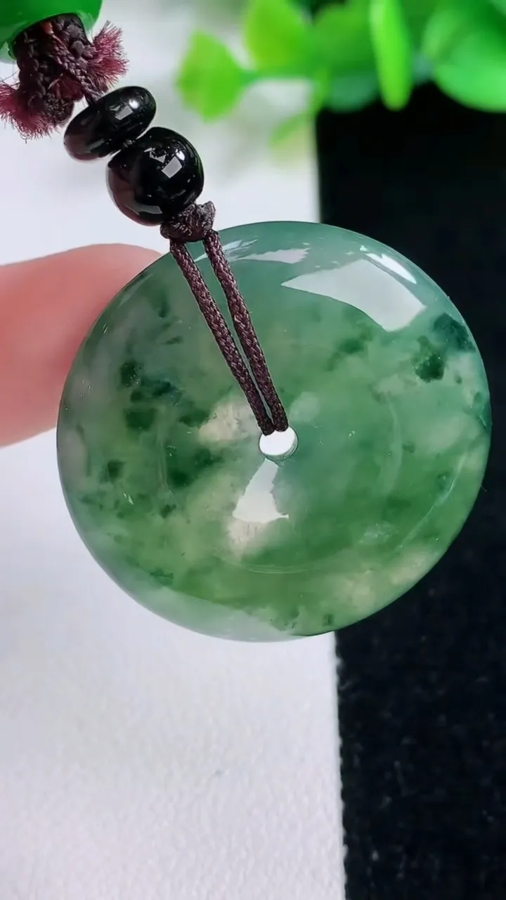 天然A货翡翠冰种飘花平安扣吊坠，尺寸31-6.6，重:12.66g
12月7日