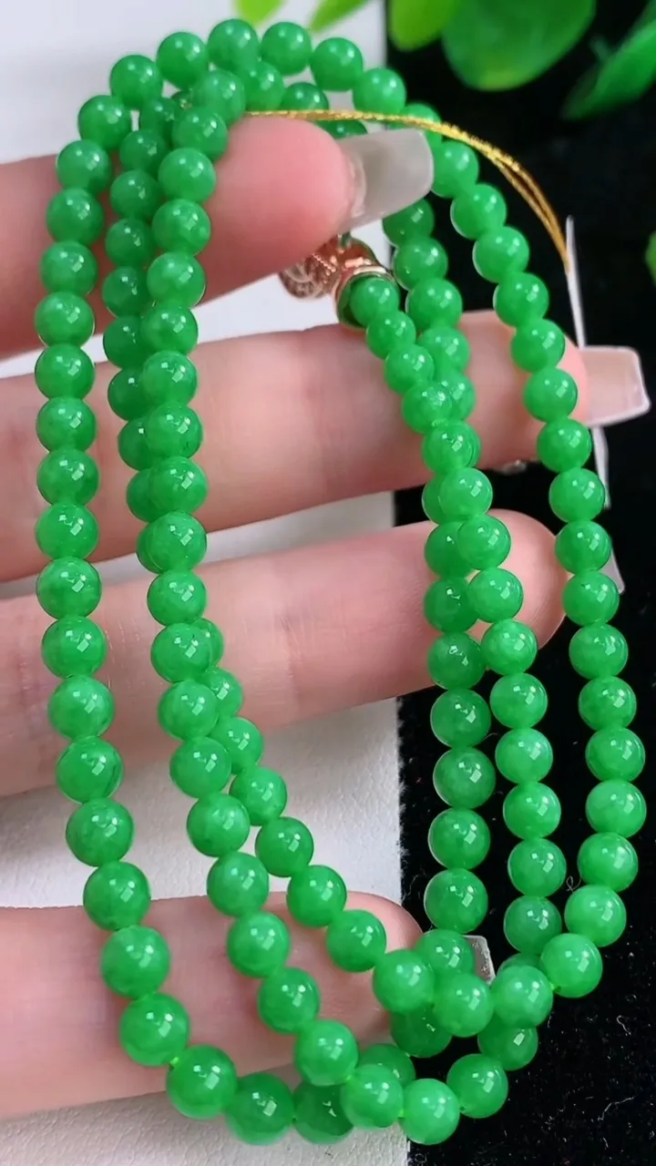 天然A货翡翠圆珠项链，尺寸4.4-126颗，重量:21.26g12月7日
工厂直销收藏佳品,种好水足