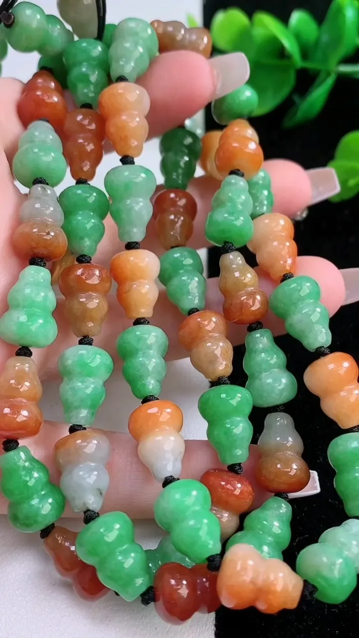 天然A货翡翠双彩葫芦项链，尺寸15.2-11-53颗，重量:93.81g12月7日
工厂直销收藏佳品