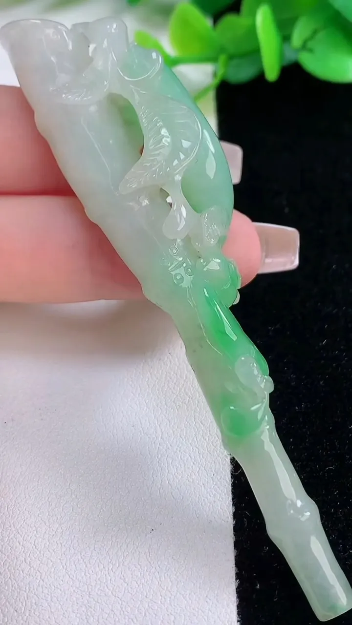 天然A货翡翠竹节烟嘴，尺寸90-21.8-13.6，重:23.38g
12月7日