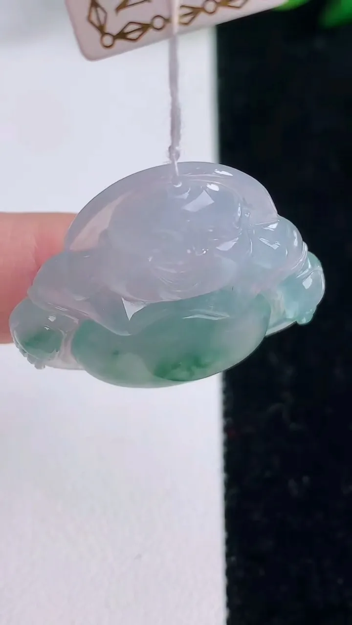 天然A货翡翠种飘花佛公吊坠，尺寸28.8-30.8-5.9，重量:8.32g
12月7日