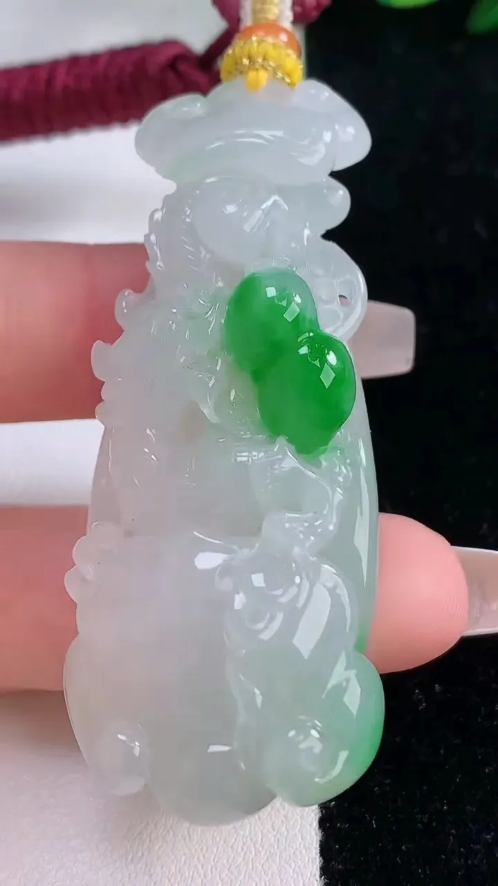 天然A货翡翠龙牌吊坠，尺寸60.6-23.2-14，重量:37.32g
12月7日