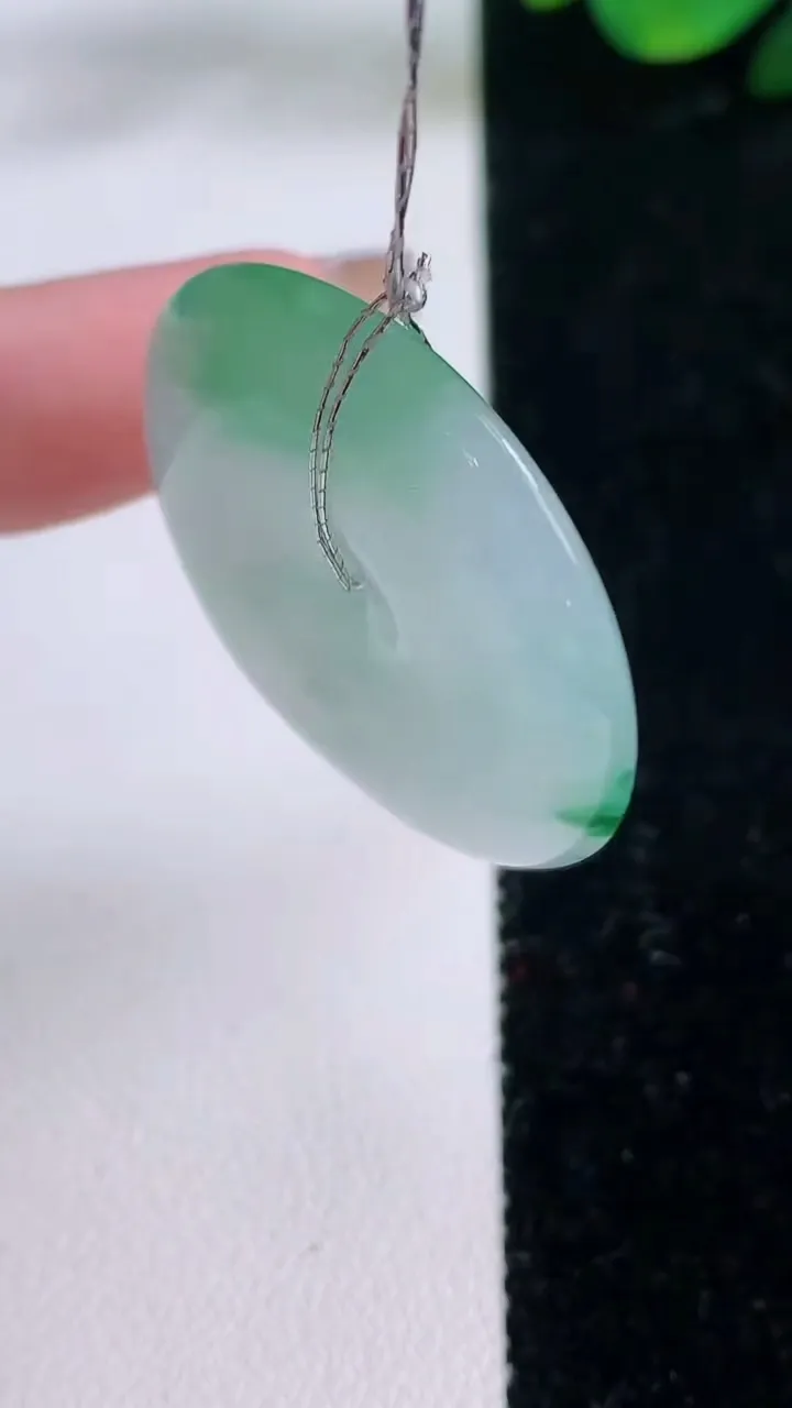 天然A货翡翠平安扣吊坠，尺寸31.7-6，重量:12.16g
12月7日