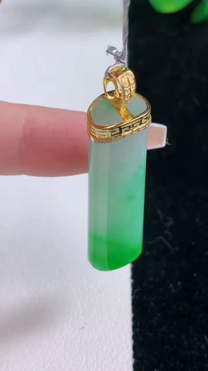 天然A货翡翠无事牌吊坠，尺寸42-11.5-7.3，重量:9.96g
12月7日