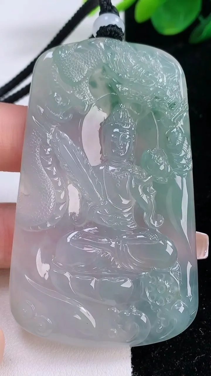 天然A货翡翠种飘花祥龙虚空藏菩萨吊坠，尺寸70-42.5-5.8，重量:43.54g
12月7日