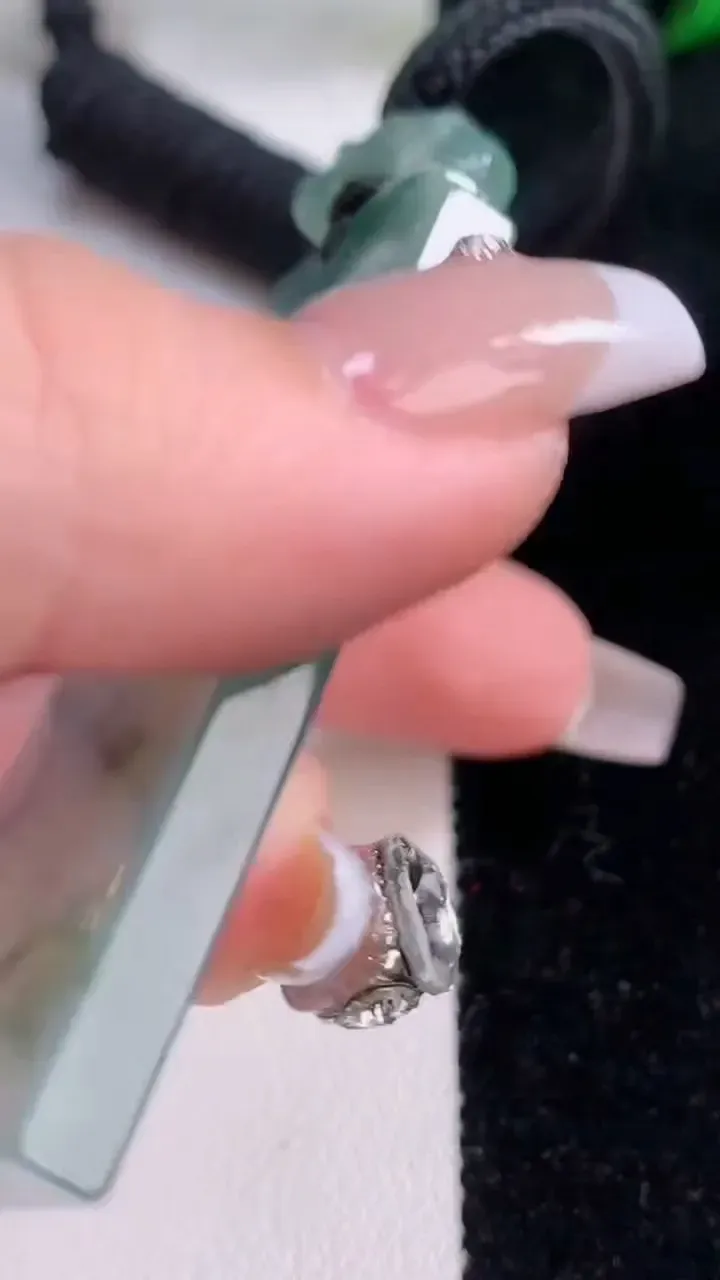 天然A货翡翠种飘花仿古无事牌吊坠，尺寸59.3-32.6-4.9，重量:33.36g
12月7日