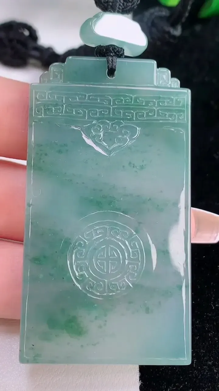 天然A货翡翠种飘花仿古无事牌吊坠，尺寸59.3-32.6-4.9，重量:33.36g
12月7日