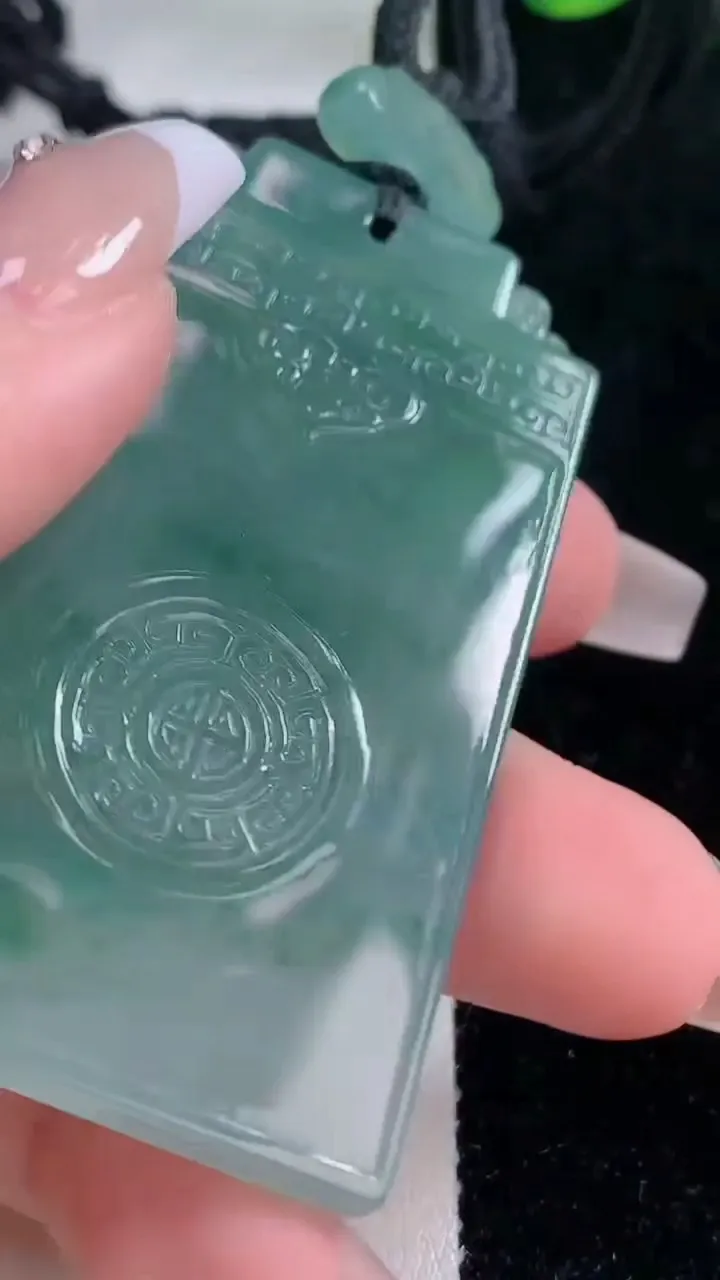 天然A货翡翠种飘花仿古无事牌吊坠，尺寸59.3-32.6-4.9，重量:33.36g
12月7日