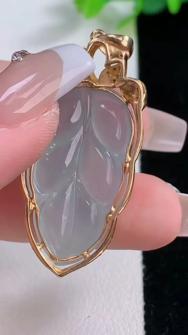 天然A货翡翠种白冰金枝玉叶 叶子吊坠，尺寸41-19-8.5，重:7.68g
12月7日