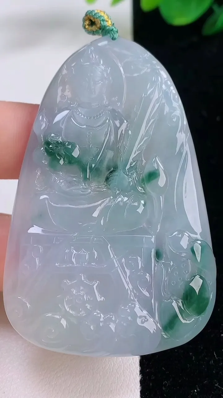 天然A货翡翠冰种飘花虚空藏菩萨吊坠，尺寸63-41.3-5.3，重量:30.00g
12月7日