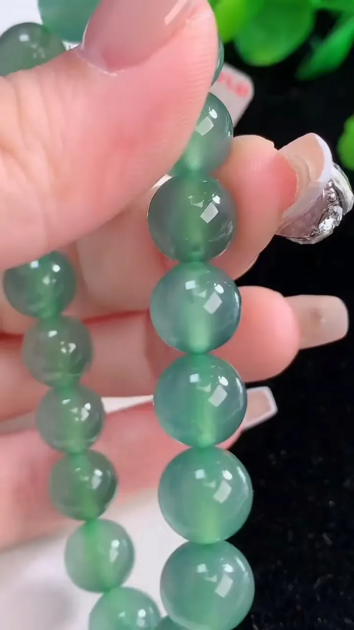 天然A货翡翠种蓝水圆珠手串，尺寸9.8-20颗，重量:33.32g12月7日
工厂直销收藏佳品,种好水足，色泽均匀，有种有色，上手高大气！