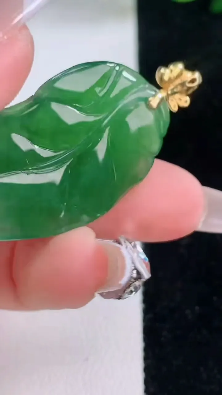 天然A货翡翠金枝玉叶 叶子吊坠，尺寸36.5-21.4-4.4，重量:7.99g
12月7日