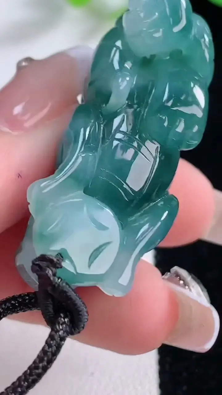 天然A货翡翠飘花貔貅吊坠，尺寸40-17.8-18.2，重:22.33g
12月7日
