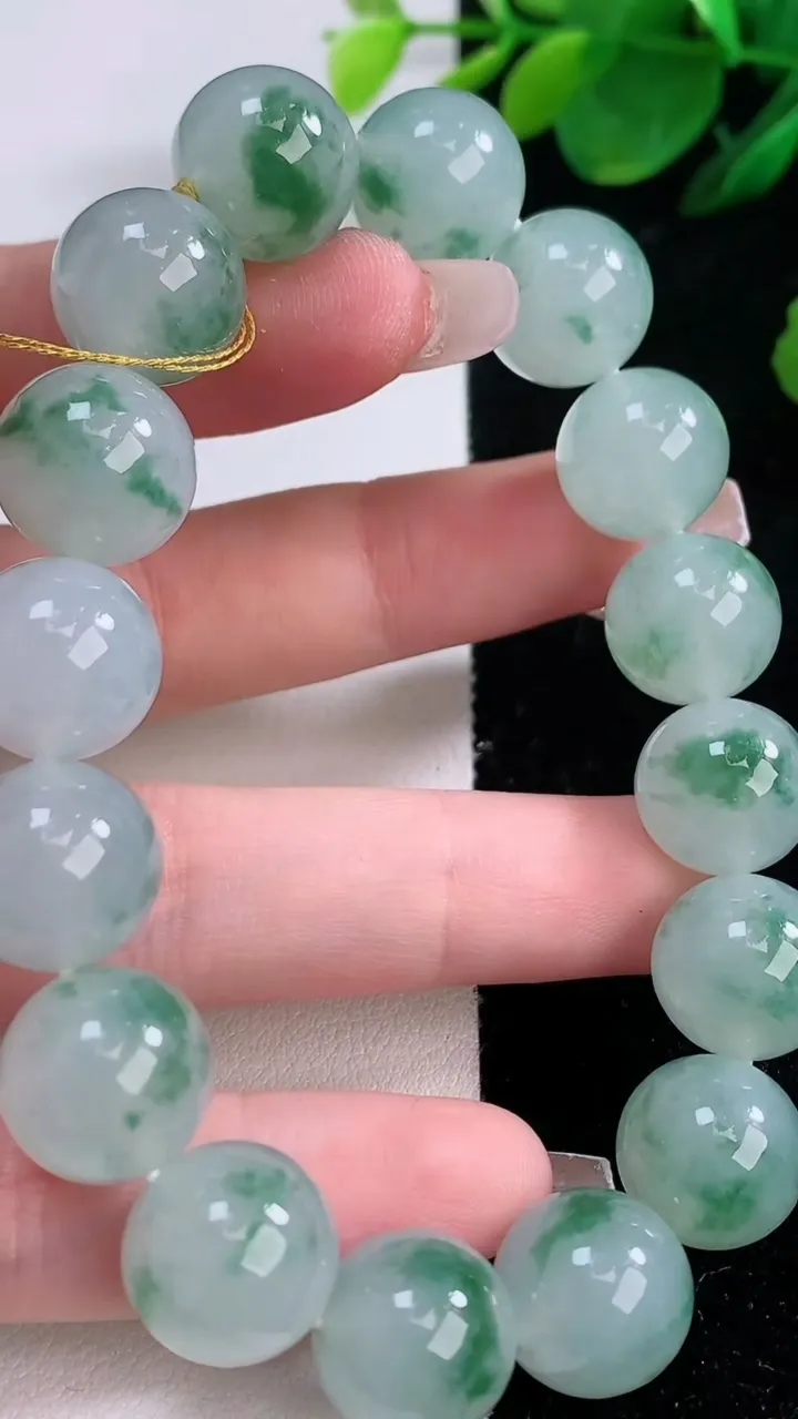 天然A货翡翠种飘花圆珠手串，尺寸12.6-16颗，重量:58.36g12月7日
工厂直销收藏佳品,种好水足，色泽均匀，有种有色，上手高大气！