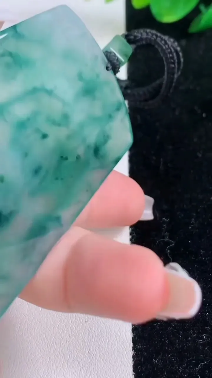 天然A货翡翠种飘花大日如来吊坠，尺寸67.5-43.8-5.6，重量:48.52g
12月7日