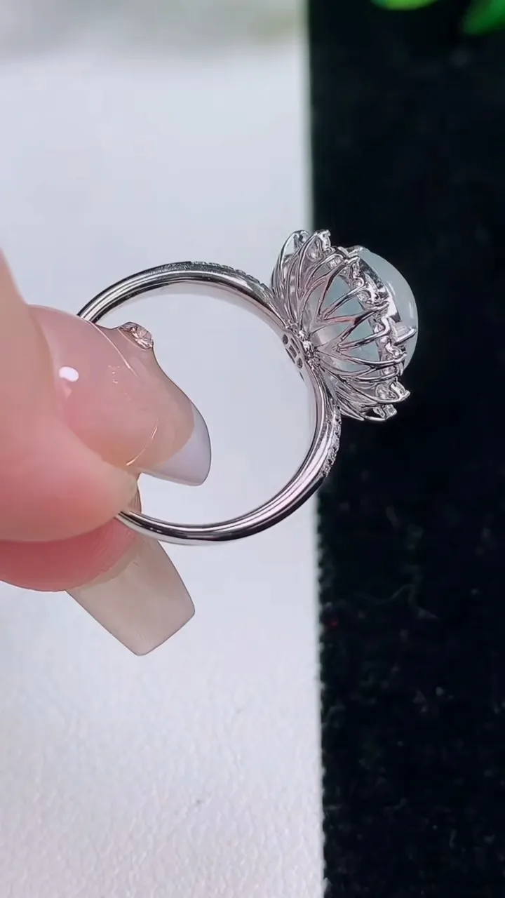 天然A货翡翠种白冰蛋面戒指，尺寸17.7-9.6-9.2，重量:3.10g2025年12月7日
工厂直销收藏佳品,种好水足，色泽均匀，有种有色，上手高大气！