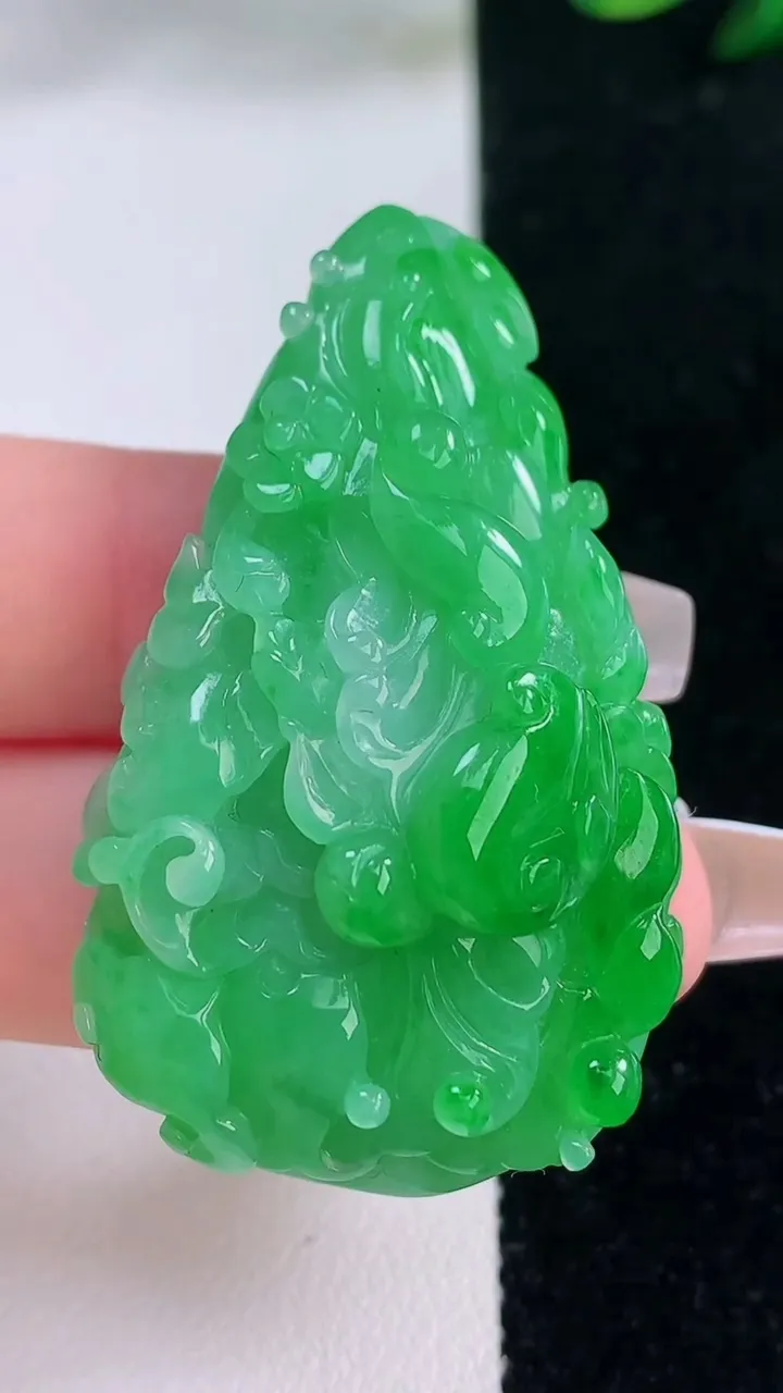 天然A货翡翠白菜吊坠，尺寸47-28-13.4，重量:22.20g
12月7日